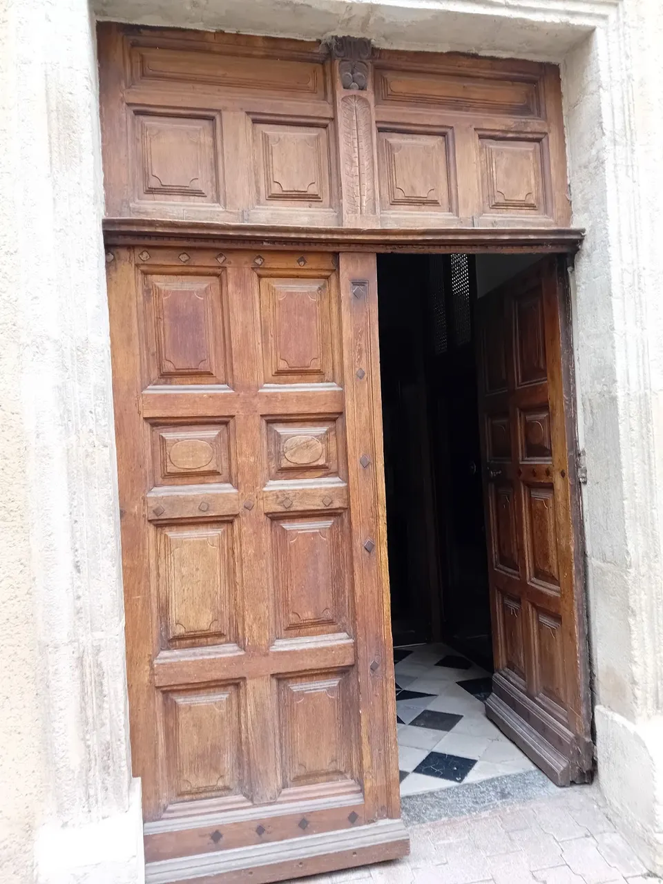 entrer dans l’église Saint-Vincent de Nyons par les grandes portes en bois, visite intérieure possible.