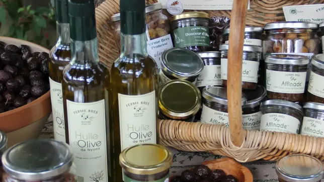 Bouteilles d’huile d’olive et bocaux de produits de la Ferme Brès à Nyons