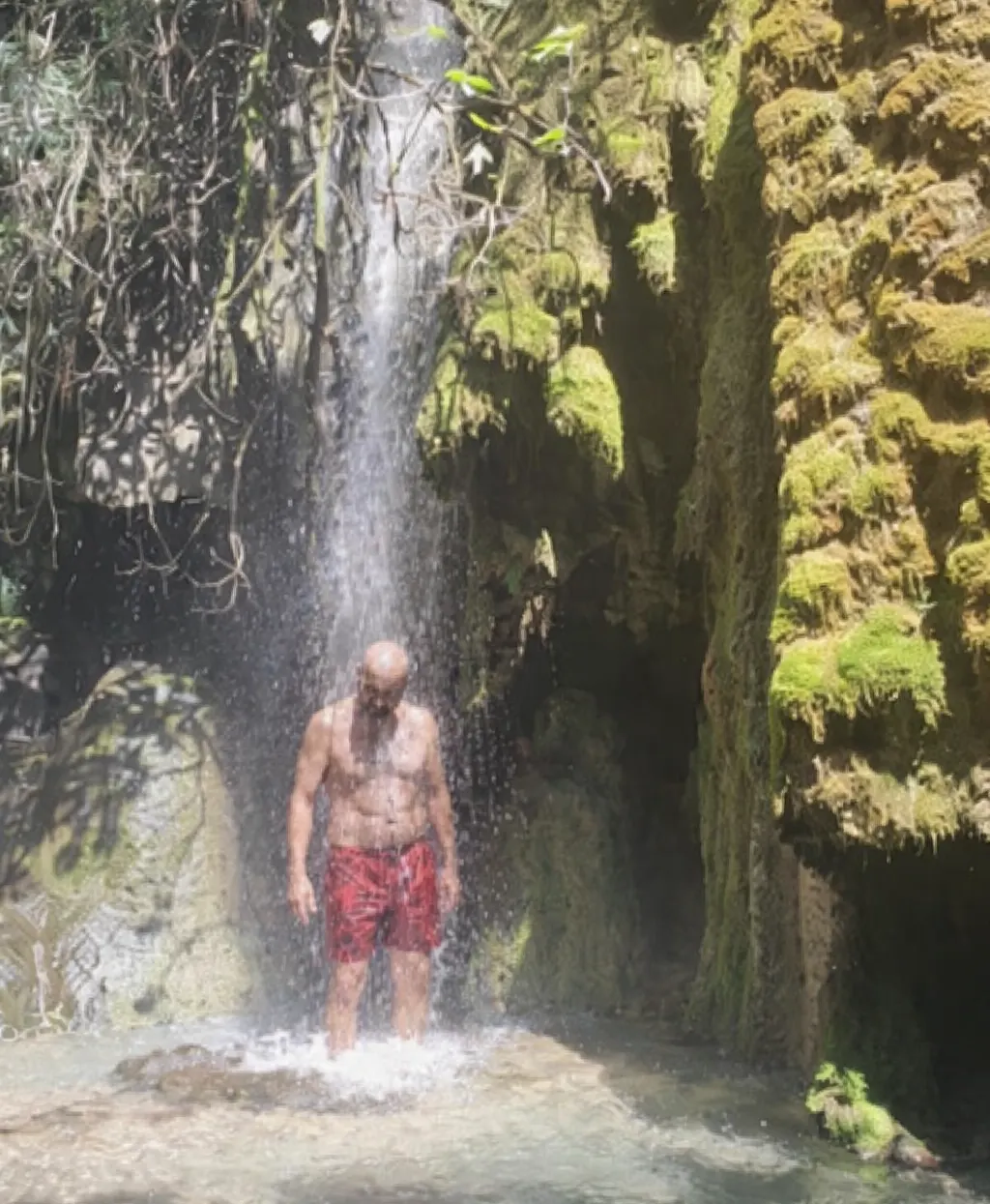Baignade et rafraîchissement sous la cascade d’Aubres, petit coin nature en Drôme provençale.