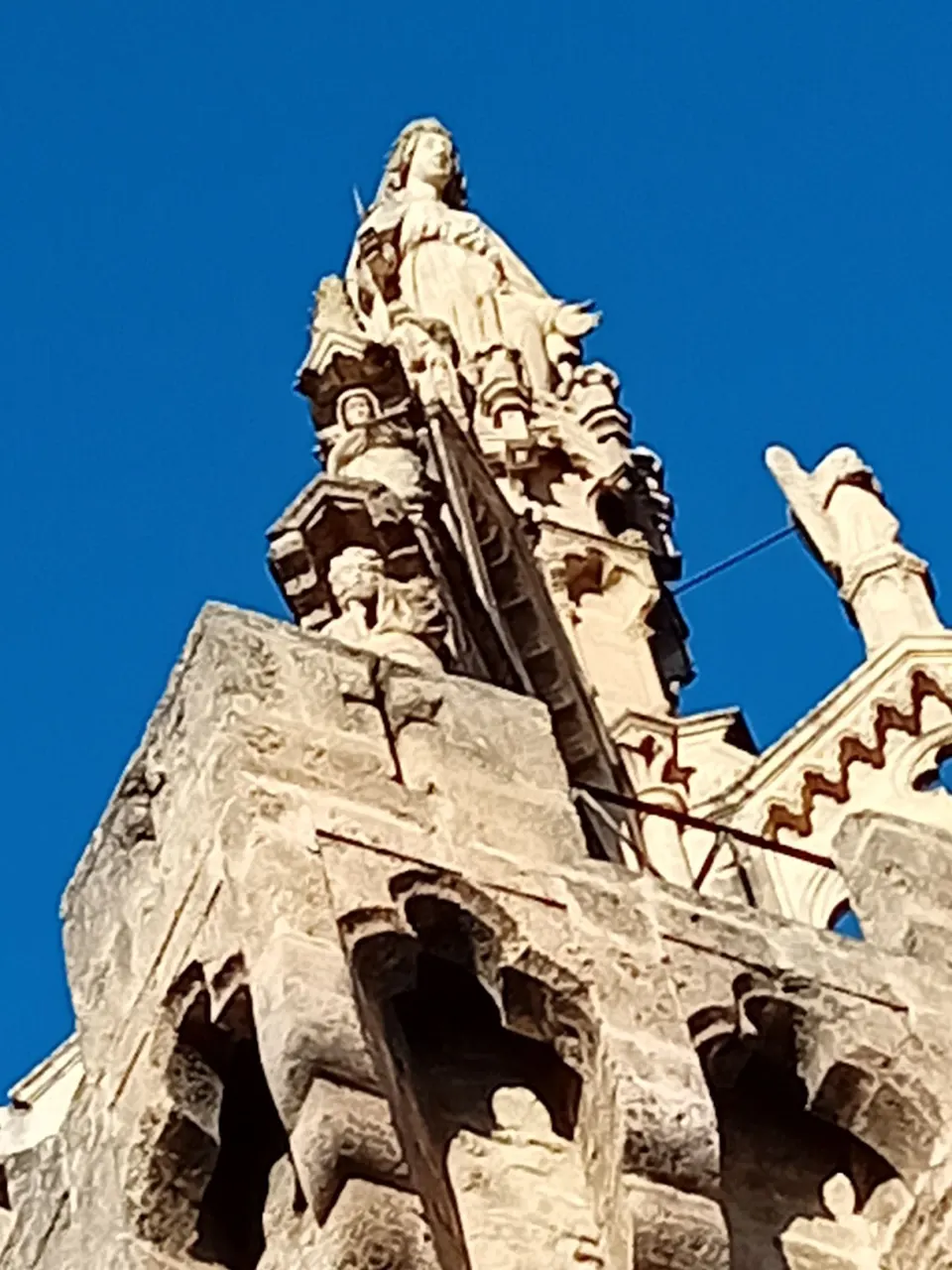 Statue de la Vierge au sommet de la Tour Randonne à Nyons