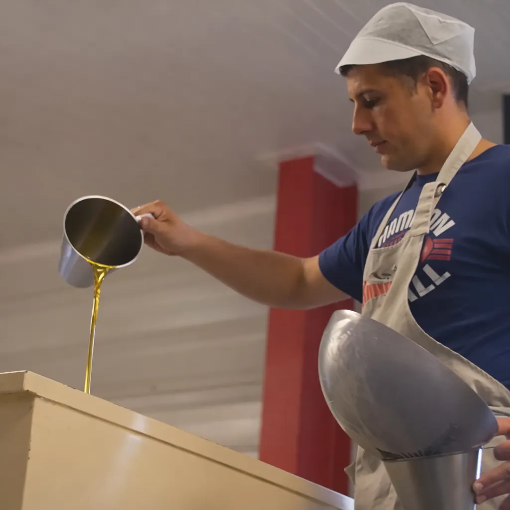Fabrication de savon à la Savonnerie de Nyons : ajout d’huile dans la cuve de production