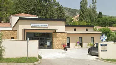 Façade de la clinique vétérinaire du Nyonsais, avec son entrée et des places de stationnement.
