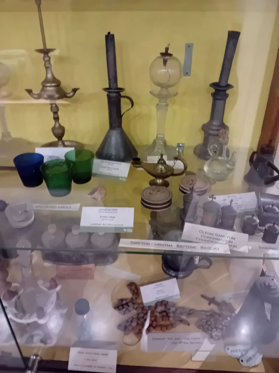 vitrine de lampes et d’objets à huile du musée vignolis