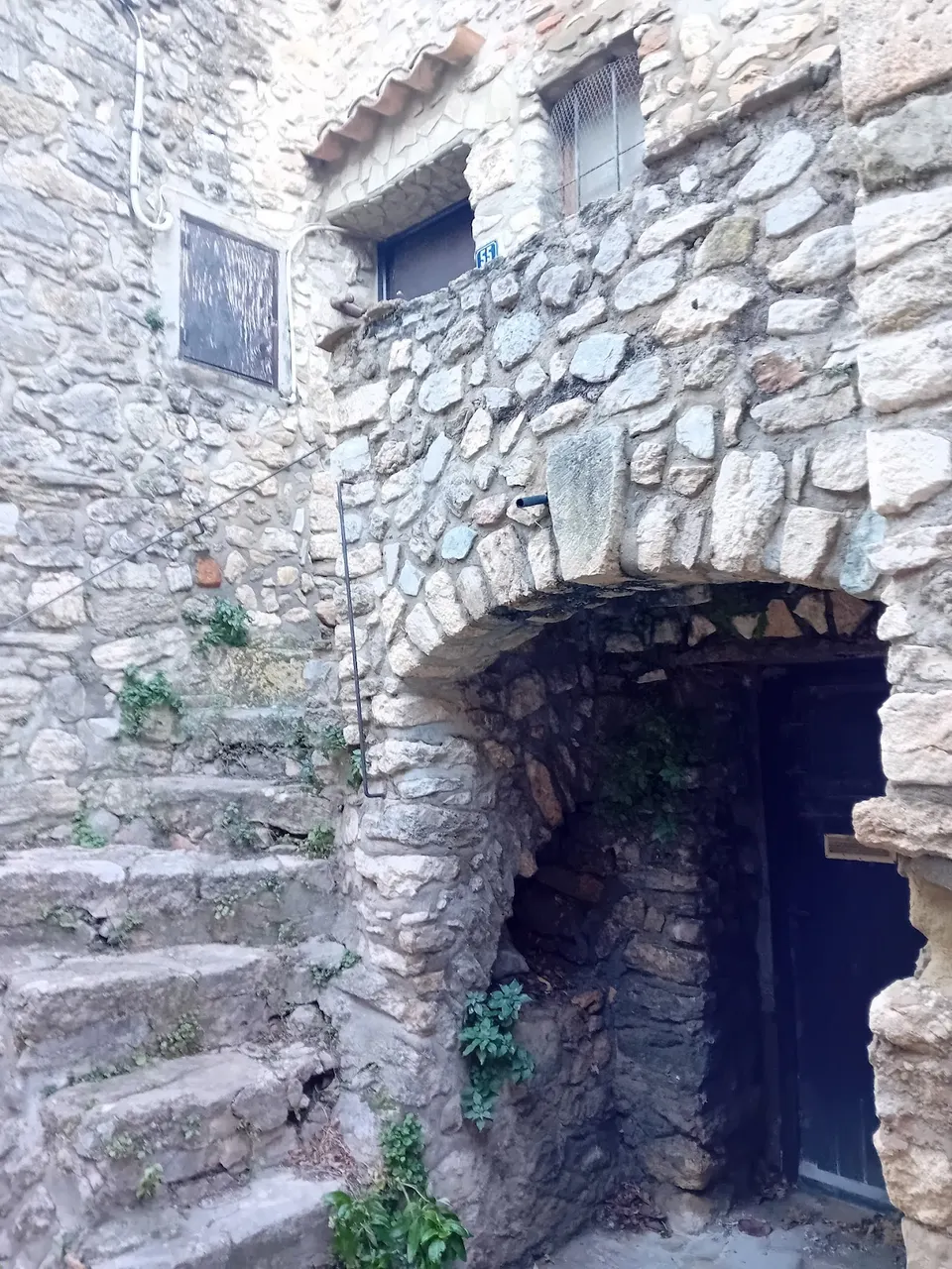 Escalier en pierre et passage voûté dans une ruelle du vieux Nyons
