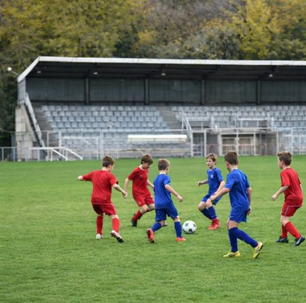Jeunes qui jouent au football au stade Pierre Jullien à Nyons