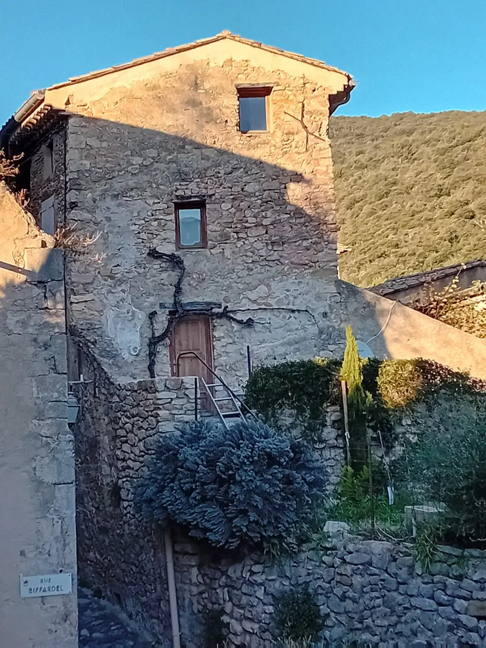Maison en pierre du vieux Nyons avec vue sur les collines environnantes
