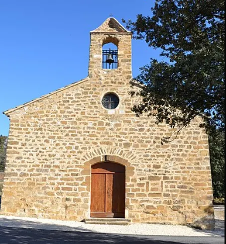 Façade en pierre et clocher de l’église à Piégon