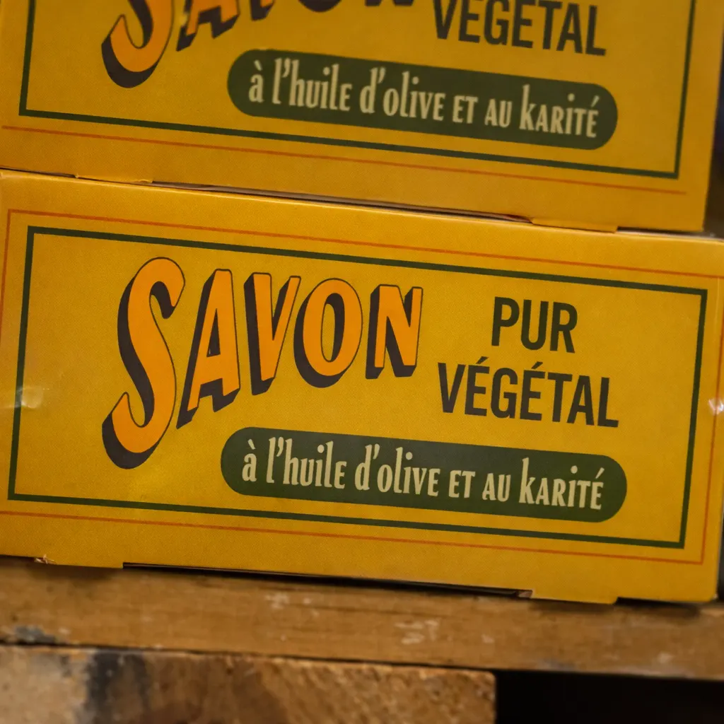 Photo de boîtes de savons pur végétal empilées dans la boutique de la Savonnerie de Nyons