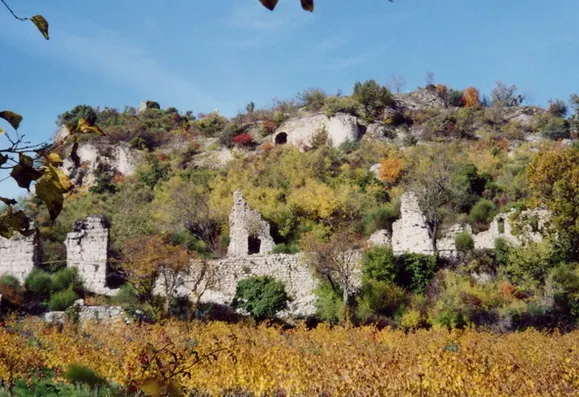Ruines en pierre du vieux village de Condorcet