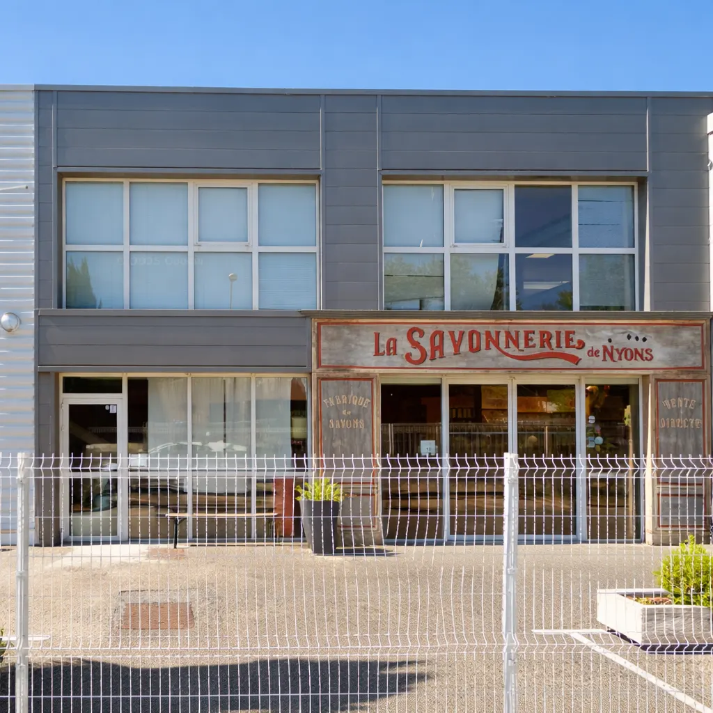 Photo de l’extérieur de la Savonnerie de Nyons, façade du site de fabrication et boutique