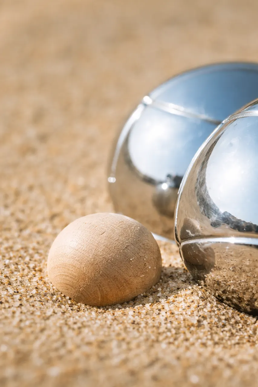 Cochonnet et boules de pétanque sur terrain de jeu