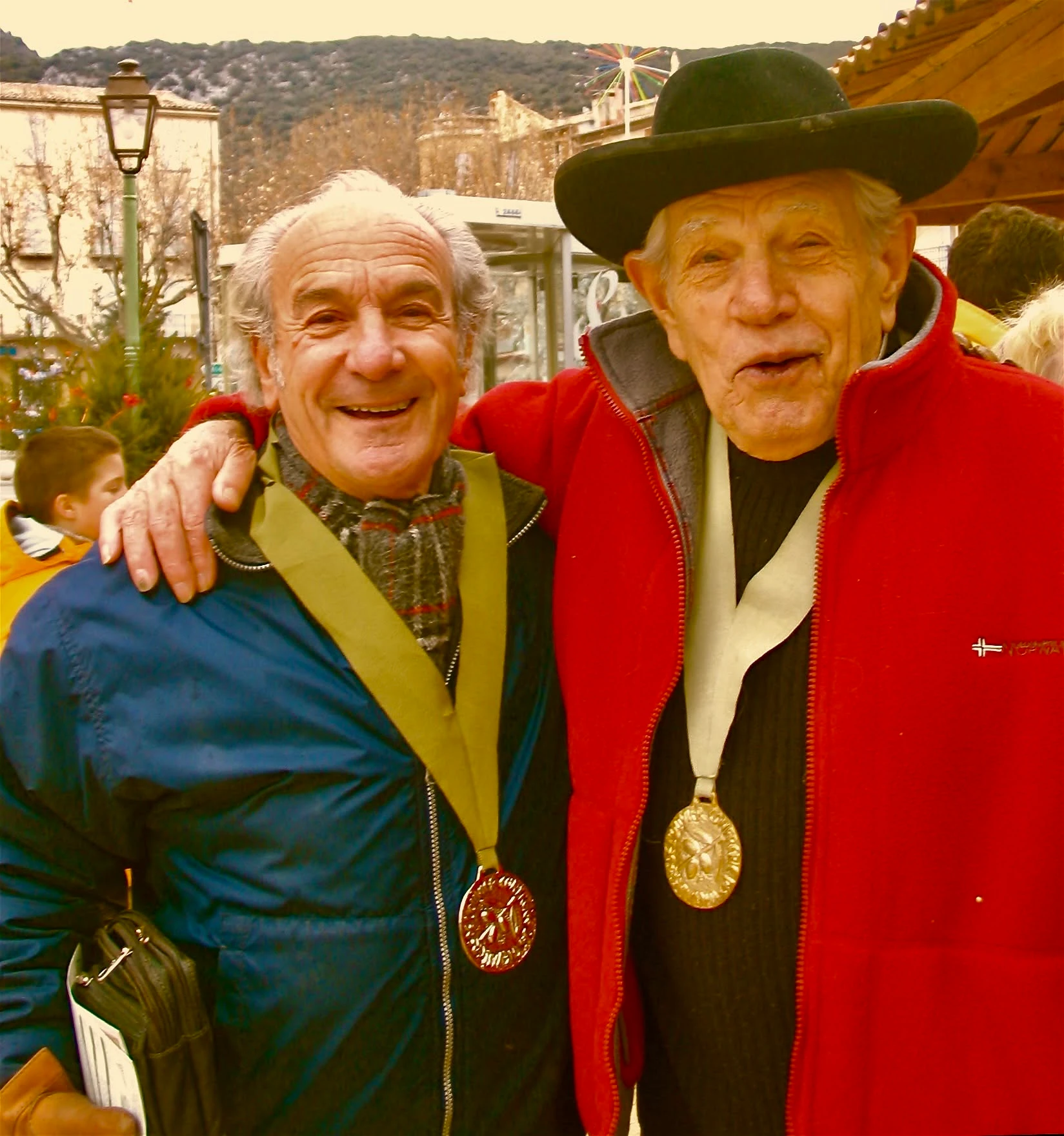 Deux hommes portant des médailles sur une photographie légendée Freddy Tondeur et Georges Blanc, prise à Nyons le 22 décembre 2007.
