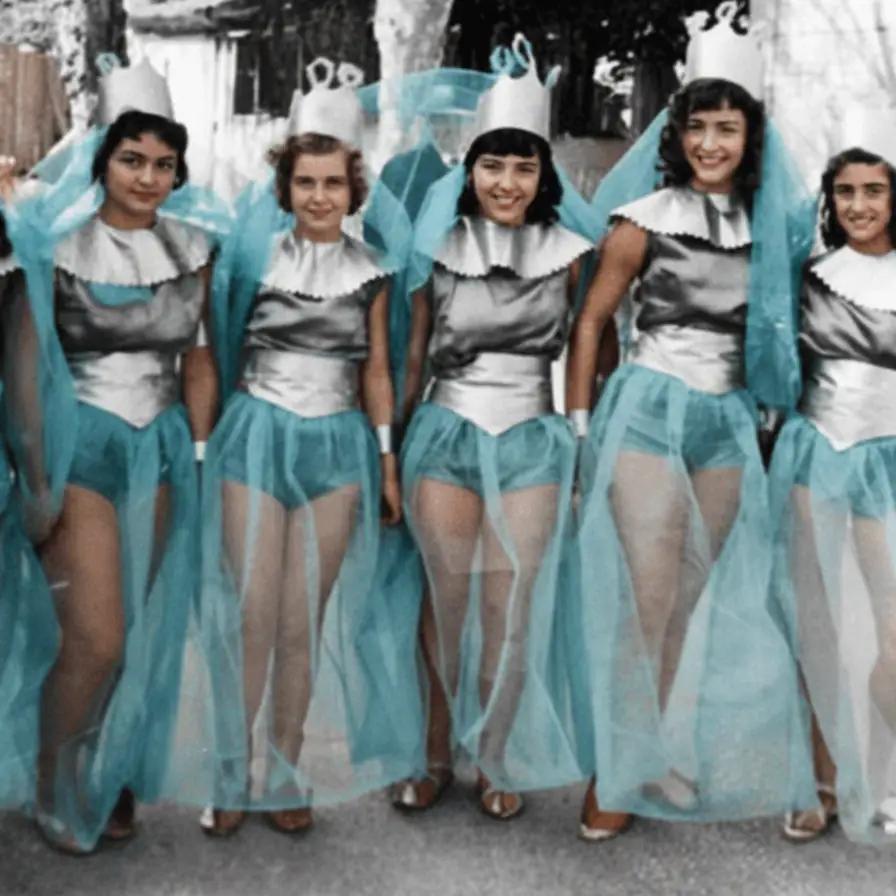 Jeunes filles en costume du Corso fleuri de Nyons, défilant en tenue bleu et argent lors de la fête locale, vers les années 1950