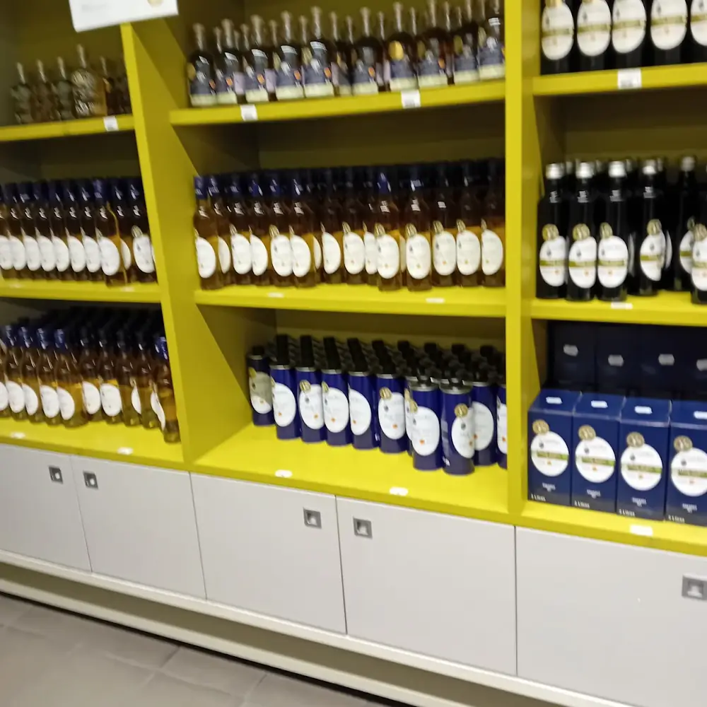 Étagères de produits locaux à Nyons, avec bouteilles d’huile d’olive et spécialités du terroir soigneusement alignées dans une boutique