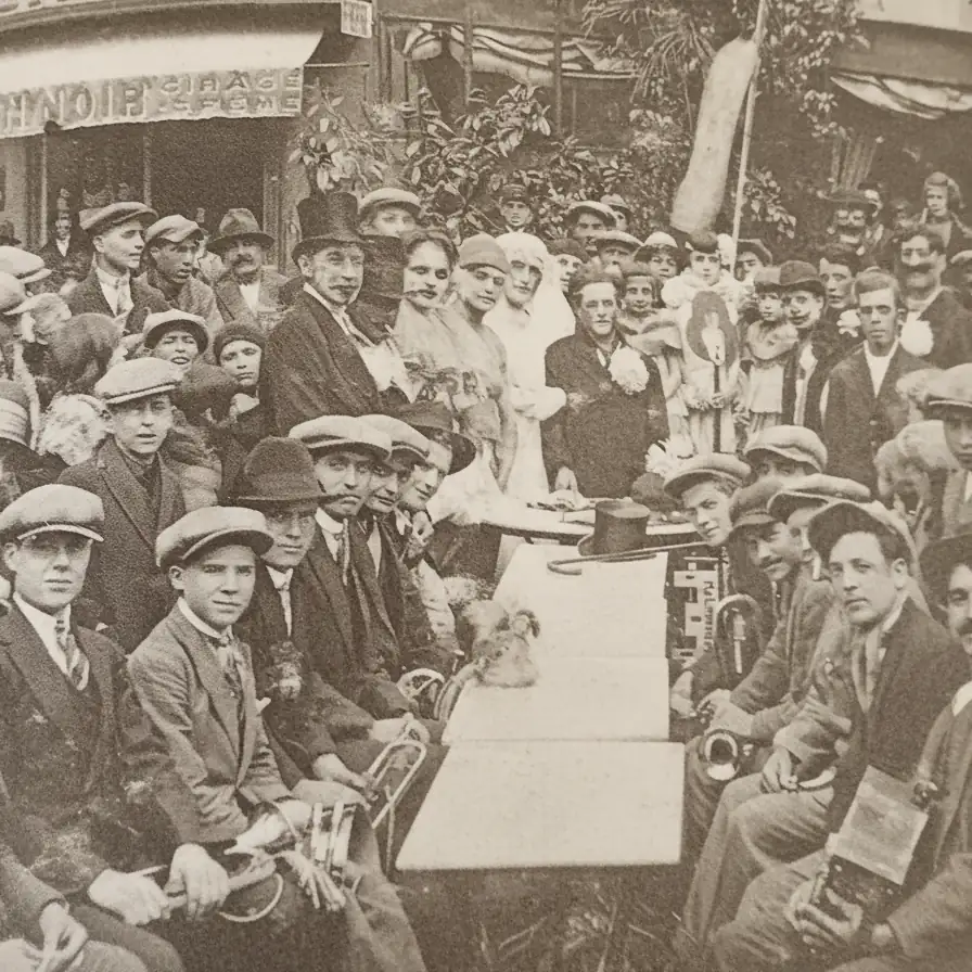 Fête populaire à Nyons dans les années 1920, avec la fanfare locale et les habitants rassemblés devant un café du centre-ville