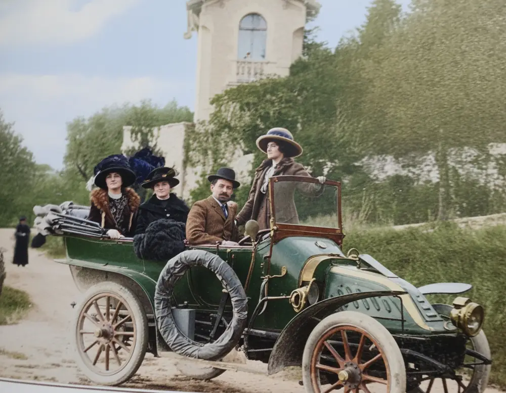 Une belle voiture à Nyons, sur la Promenade des Anglais