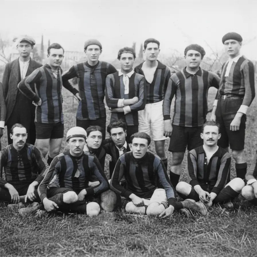 Équipe de football de Nyons posant sur un terrain dans les années 1920, joueurs en maillots rayés et bérets
