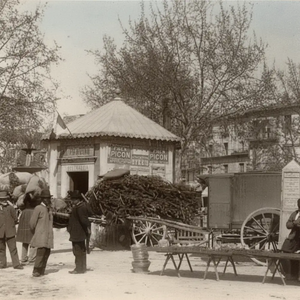 En 1900, la place de la Libération de Nyons, c’était le quartier général du kiosque : affiches Picon, papotages, chapeaux melon et charrettes garées “à l’à-peu-près”