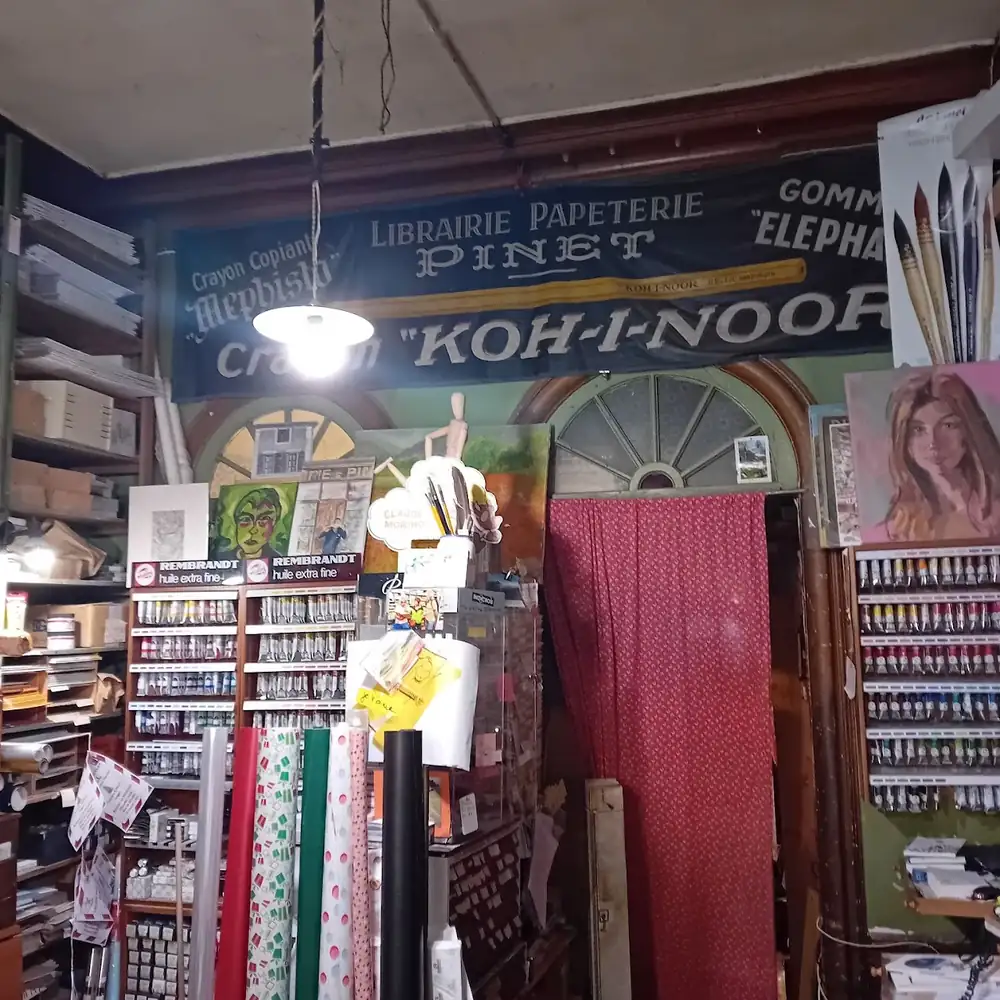 Intérieur d’une ancienne papeterie à Nyons, avec enseigne Koh-I-Noor, rayons de fournitures artistiques et ambiance de boutique traditionnelle