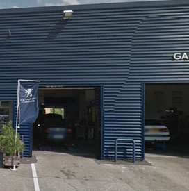 Vue de l’entrée d’un atelier automobile Peugeot, photographie transmise par Papy Chris