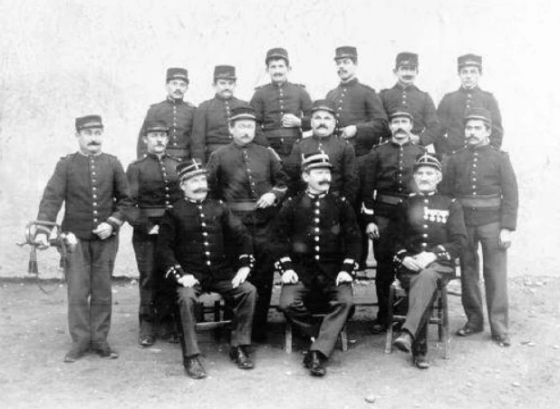 Les sapeurs-pompiers de Nyons posent en section, plusieurs hommes étant assis au premier rang.