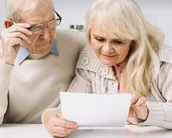 Deux personnes consultent une tablette pour préparer leurs démarches