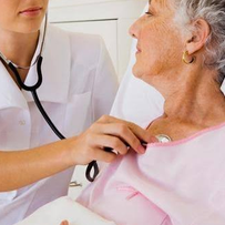 Professionnelle de santé utilisant un stéthoscope auprès d’une femme âgée.