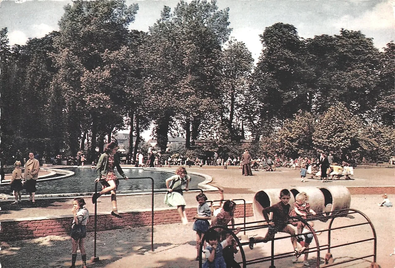 Ancienne vue du jardin des enfants du parc de la Citadelle à Lille, avec sa pataugeoire, ses jeux métalliques, ses tunnels, des enfants et des familles en promenade.