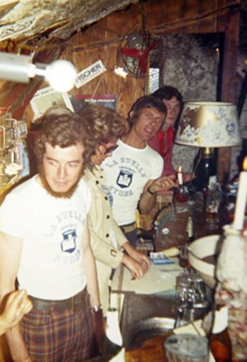 Le bar du club privé La Ruelle à Nyons en 1969, photographie conservée par Mémoire de la Drôme