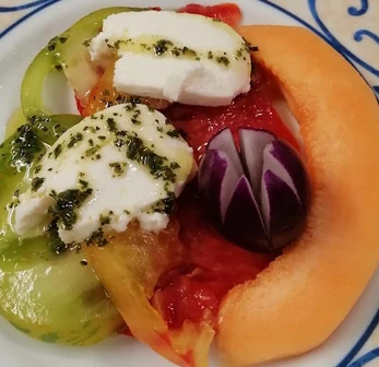 Assiette de melon, tomates et fromage chez Lou Cafétoun à Curnier