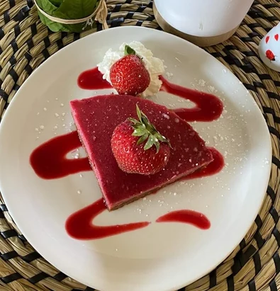 Dessert aux fruits rouges et fraises servi chez Lou Cafétoun à Curnier