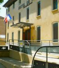 Détail de la rampe, des marches et des garde-corps devant la mairie de Nyons.