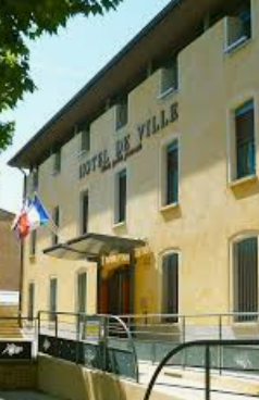 Entrée de la mairie de Nyons avec sa rampe d’accès et les garde-corps.