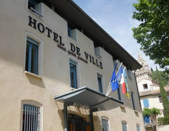 Inscription Hôtel de Ville et drapeaux sur la façade de la mairie de Nyons.