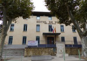 Façade de l’Hôtel de Ville de Nyons, place Joseph-Buffaven, avec ses drapeaux et l’escalier.