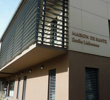 Façade de la Maison de Santé Émile Lisbonne à Nyons, avec son nom et les brise-soleil.