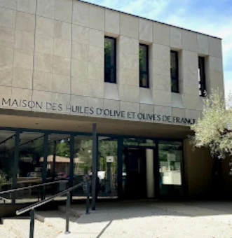 Façade de la Maison des Huiles d’olive et Olives de France à Nyons avec sa rampe d’accès.