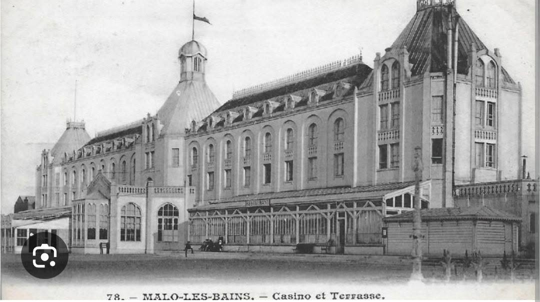 Ancien casino de Malo-les-Bains avec terrasse et grande façade historique
