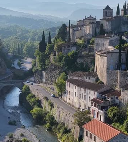 Vue de la ville haute de Vaison-la-Romaine et de ses maisons au-dessus de l’Ouvèze.
