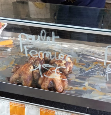 Poulet fermier rôti vendu sur le marché de Valréas.
