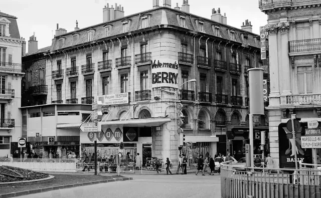 Photographie ancienne du boulevard de Gaulle à Valence, avec ses façades commerçantes et ses passants.