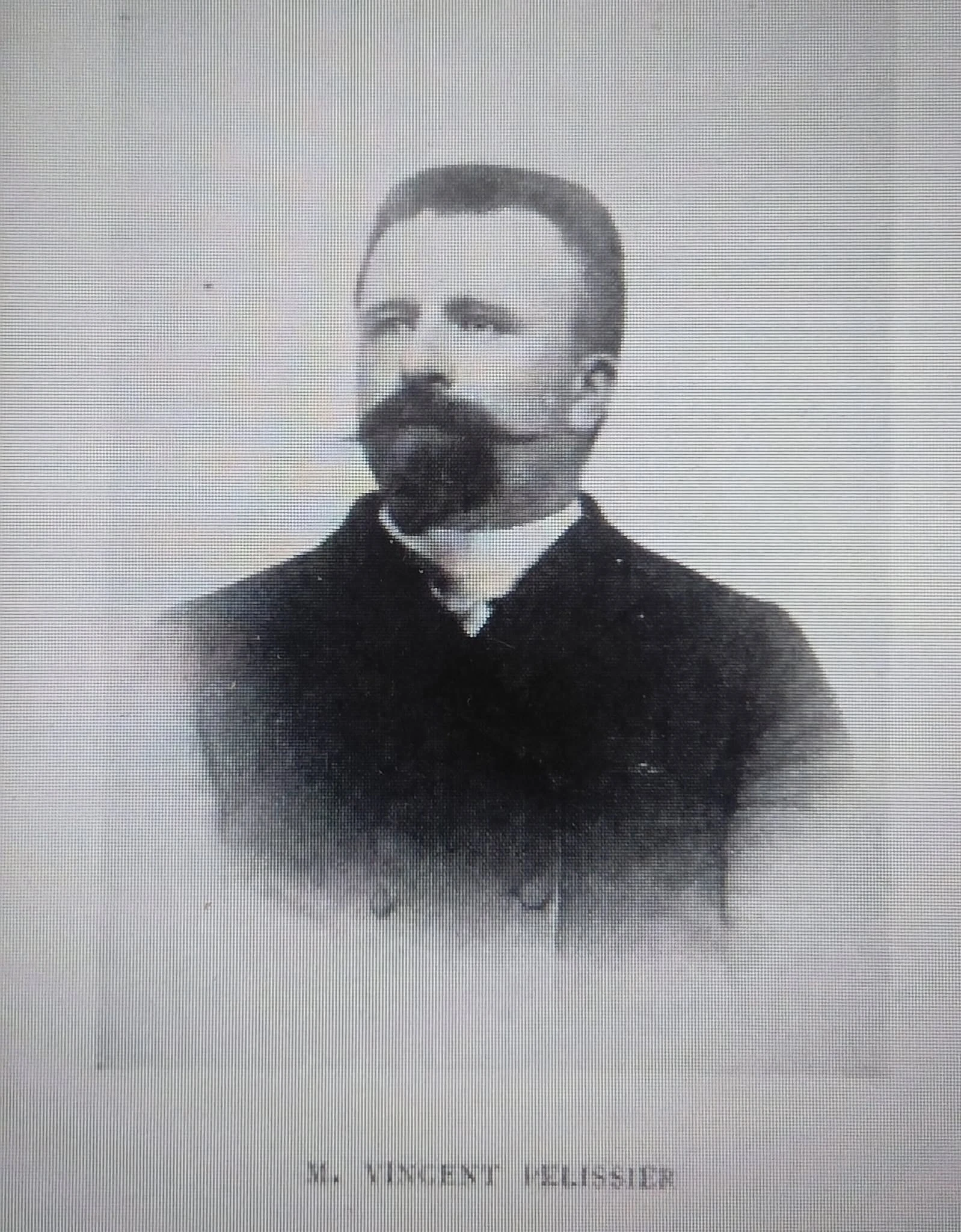 Portrait ancien portant l’inscription « M. Vincent Pélissier » sous la photographie.