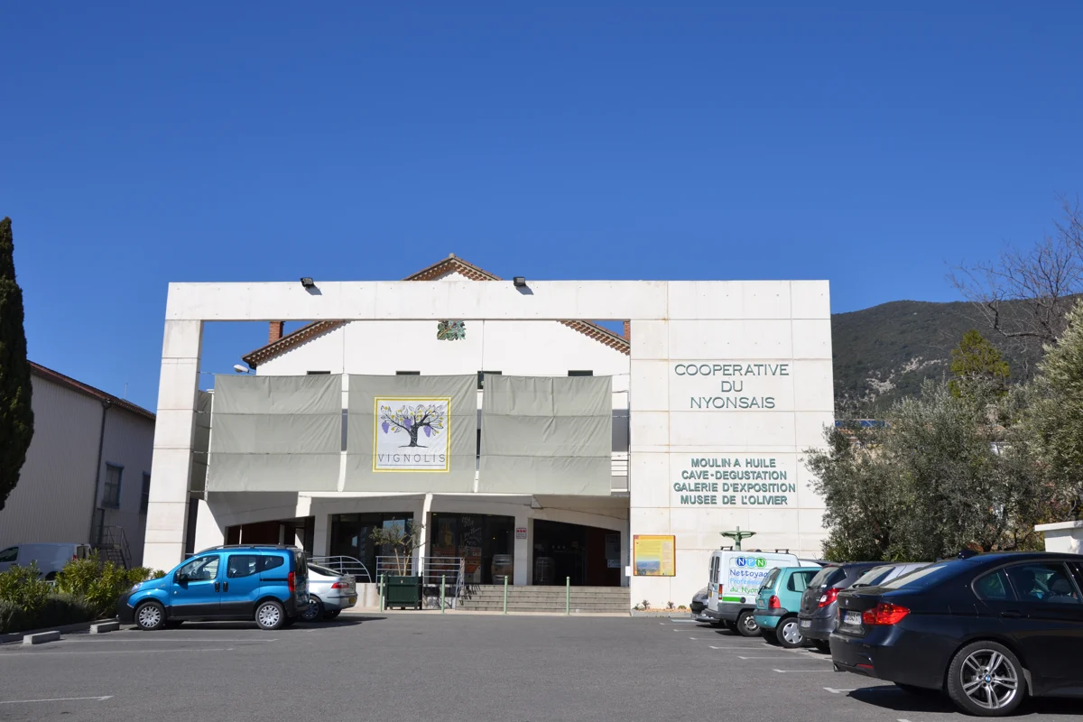 La Coopérative du Nyonsais et le Musée de l’Olivier à Nyons.