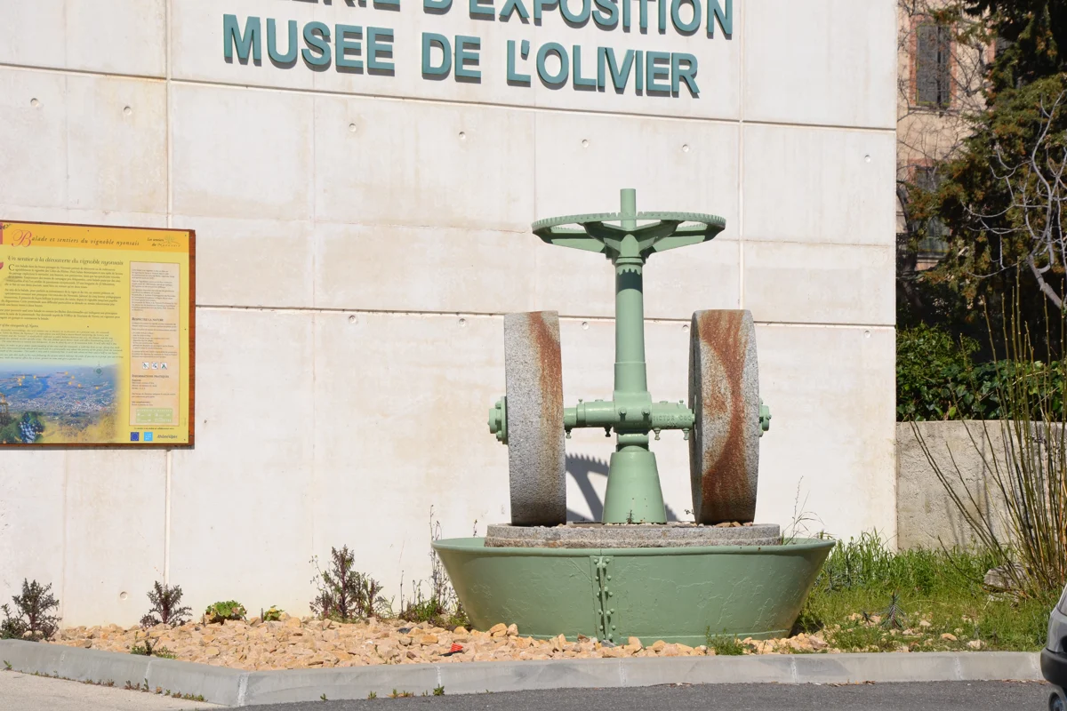 Ancien broyeur à olives devant le Musée de l’Olivier à Nyons.
