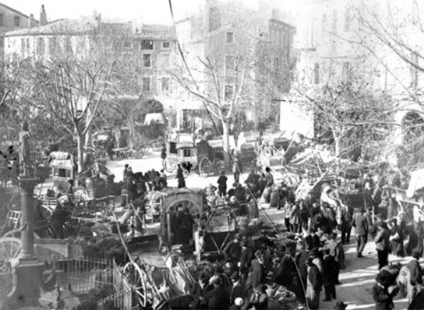 Le marché de Nyons autrefois, avec les charrettes et la foule sur la place