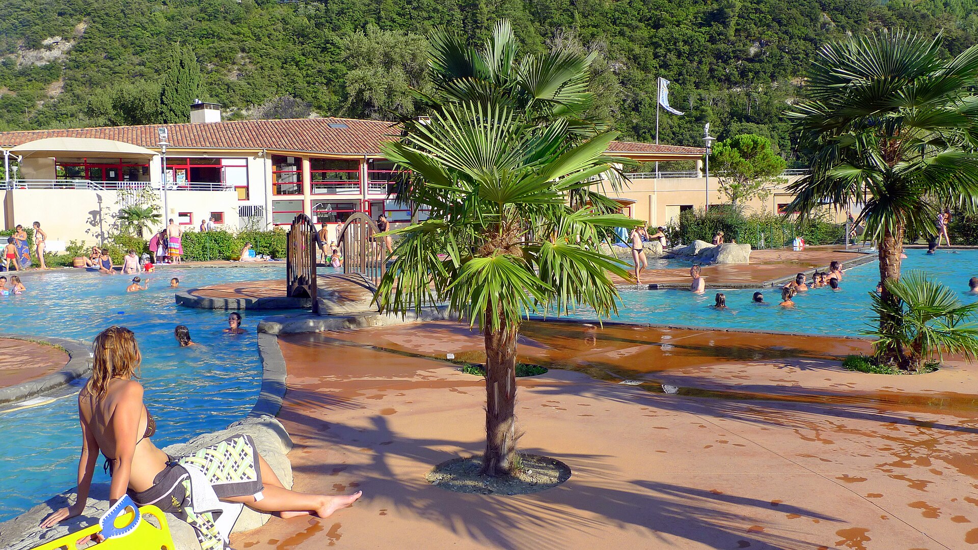 Le bassin de loisirs de Nyonsoleïado à Nyons, photographié en août 2009.