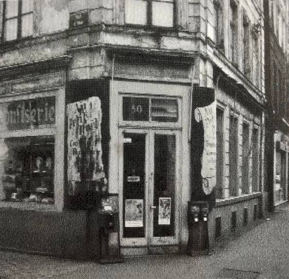 Façade d’un commerce Yanka identifié par le propriétaire, avec une entrée portant le numéro 40 et de larges vitrines.