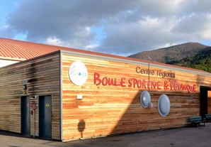 Façade en bois du Centre régional de boule sportive et pétanque de Nyons.