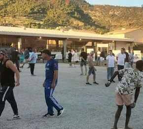 Joueurs et spectateurs réunis sur les terrains extérieurs du boulodrome de Nyons.