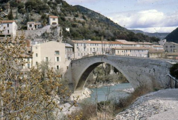 Le Pont Roman et les maisons du vieux Nyons en Drôme provençale, à découvrir lors d'un séjour de trois jours.